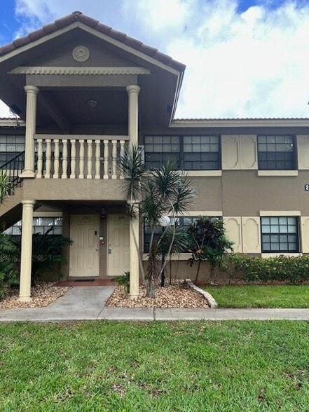 Building Photo - 2588 Riverside Dr