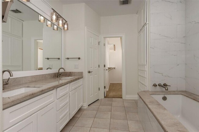 Building Photo - 2 E Pipers Green St