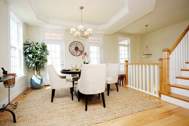 Building Photo - Inviting End-Unit Old Trail Townhome