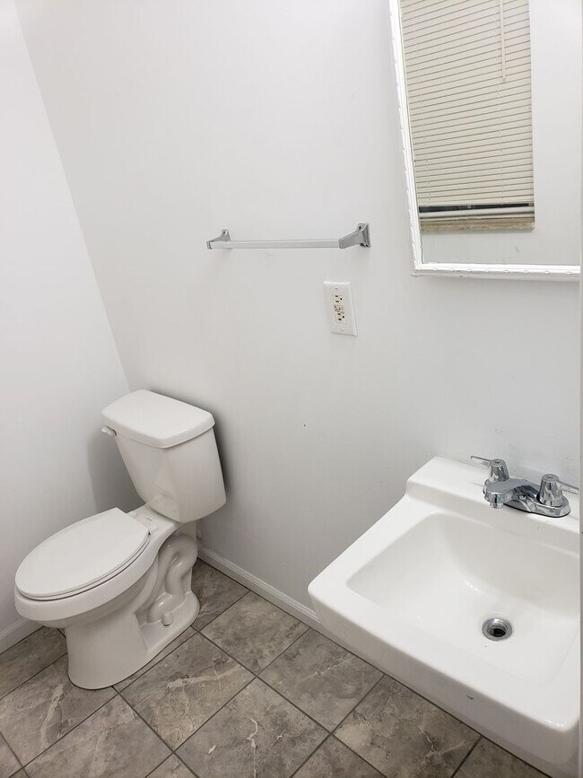 Building Photo - 3 Bedroom unit near ODU