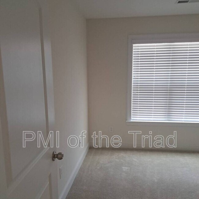 Building Photo - 811 Silver Leaf Dr