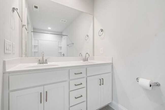 Building Photo - Available NOW! 2BR/2.5BA Townhouse in Mebane