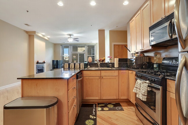 Building Photo - Beautiful 2BD/2BTH Apartment on Lawrence  ...