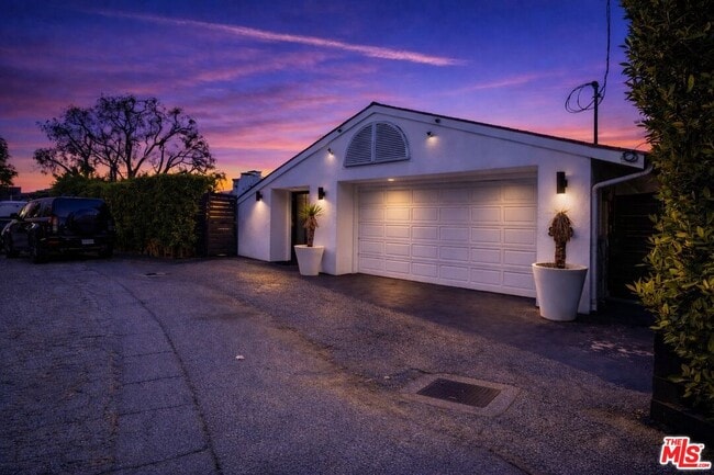 Building Photo - 8810 Hollywood Blvd