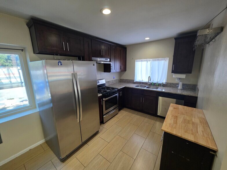 Building Photo - 15360 Saticoy St