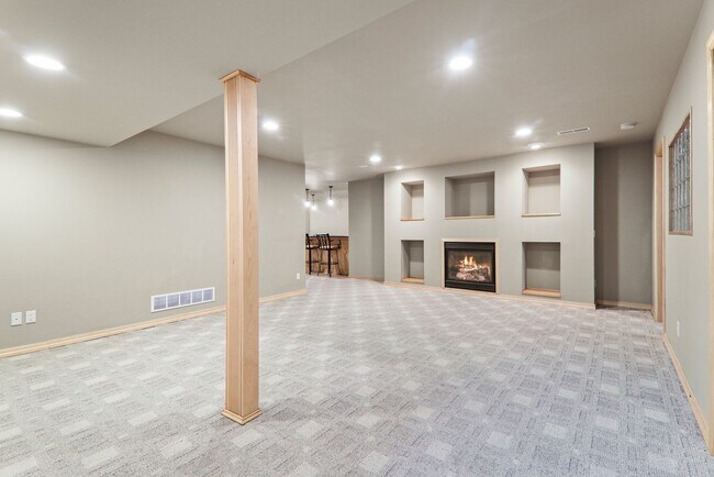 Building Photo - 9621 Shadow Wood Dr