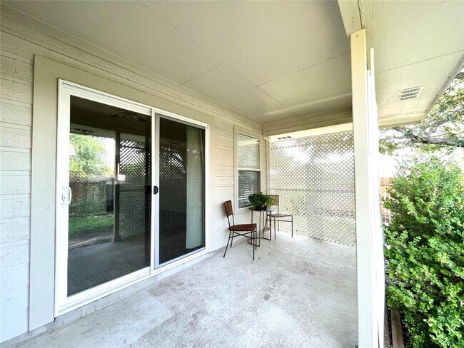 Building Photo - 2325 Clover Ridge Dr