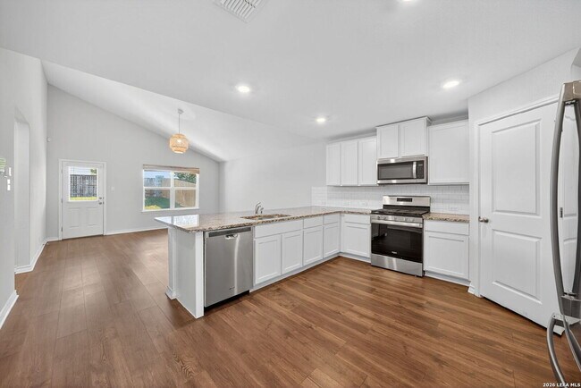 Building Photo - Open Floor Plan 4 Bed/2.5 Bath Home in Alamo Ranch