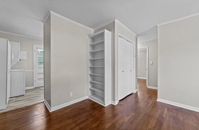 Building Photo - Updated 2 bedroom/ 1 bathroom condo locate...