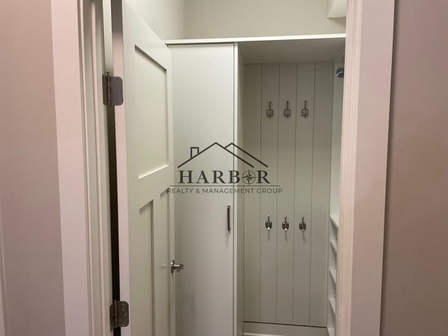 Building Photo - 2049 Kerry Dr NE