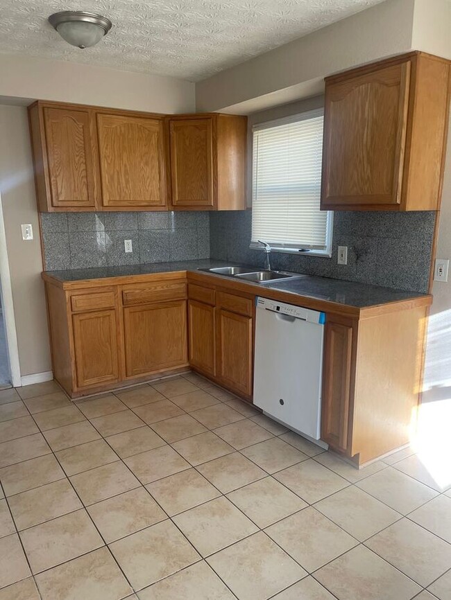 Building Photo - Charming ranch in wonderful neighborhood