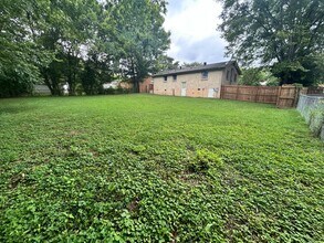Building Photo - Three Bedroom Two Bath Home