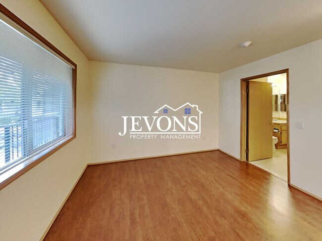 Building Photo - Fabulous 2 Bedrooms, 2 Bathroom, Top-Floor Condo in Klahanie