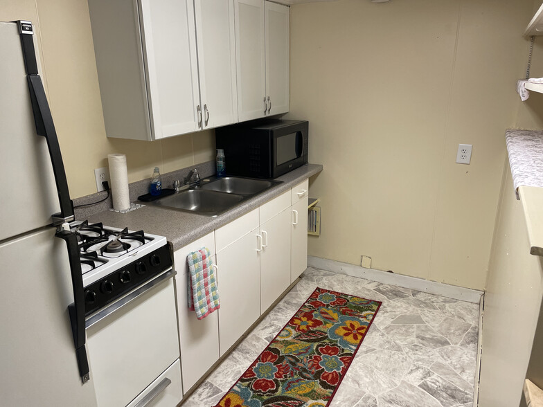 Kitchen (microwave) - 3050 J Maddy Pky