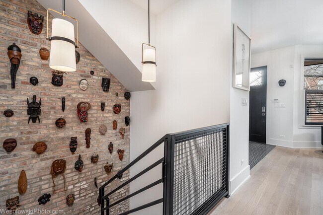 Building Photo - 2041 W Cuyler Ave