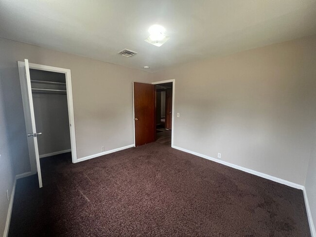 Building Photo - 3 bedroom 1 bathroom single level home