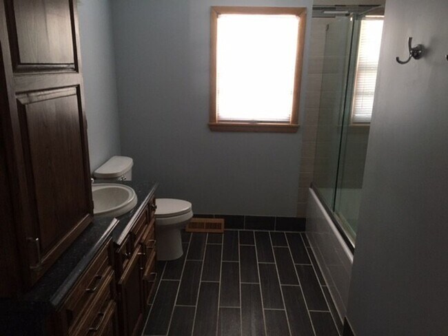 Building Photo - 3 Bedroom Home w/ Attached garage & Large basement. Washer/Dryer Included