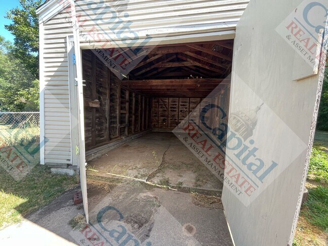 Building Photo - Cute 2 Bedroom with Detached Garage