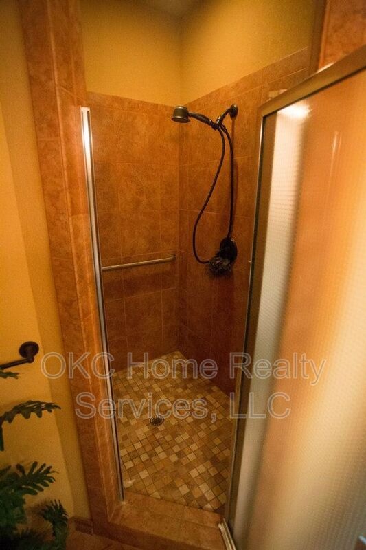 Building Photo - 1101 Golden Leaf Dr