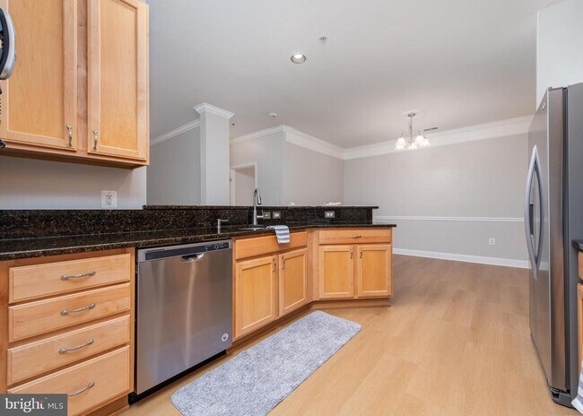 Building Photo - 5800 Clipper Ln