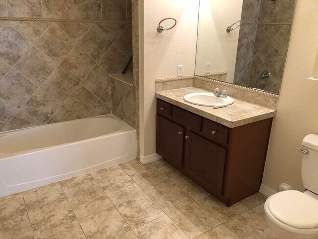 Building Photo - 2 bed 2 Bath Condo with Community Pool!