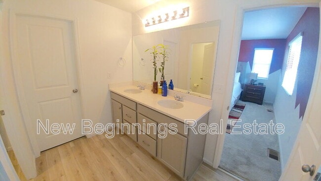 Building Photo - 16487 Mountain Flax Dr