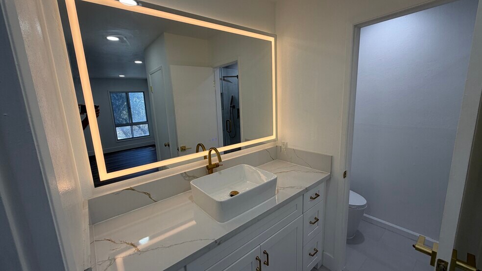 Building Photo - 10331 Lindley Ave