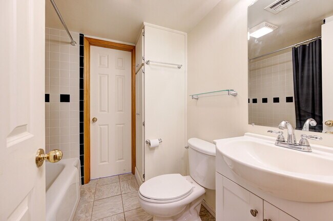 Building Photo - 639 S Pickard Ave