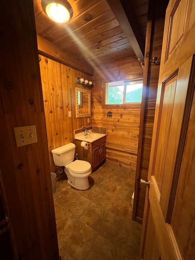 Building Photo - Nestled in Basin