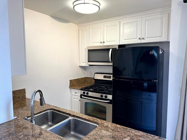 Building Photo - ***MOVE-IN SPECIAL 2 WEEKS FREE RENT***Fantastic 1 bed and 1 Bath with balcony and pool in Hollywood