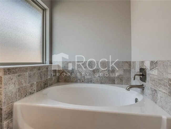 Building Photo - Gorgeous 4 Bedroom Home with Storm Shelter