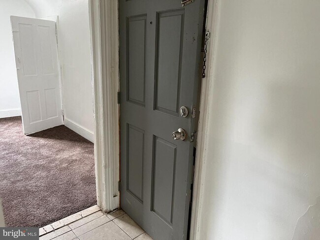 Building Photo - 5-507-AP5 Broadway