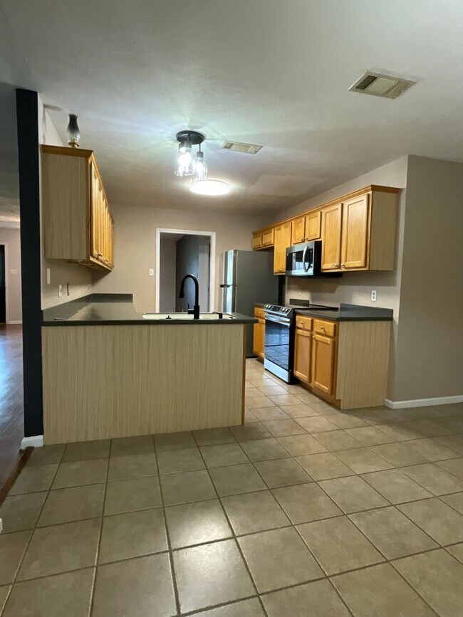 Building Photo - 2123 Hickory Dr
