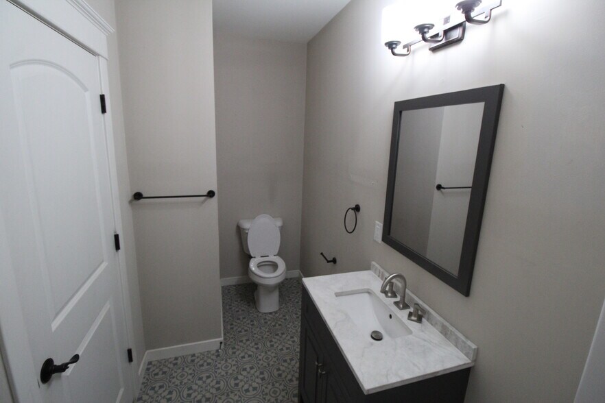 Building Photo - 235 W Main St