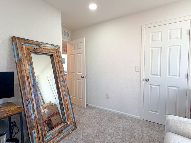 Building Photo - Beautiful Single Family Home | Aurora