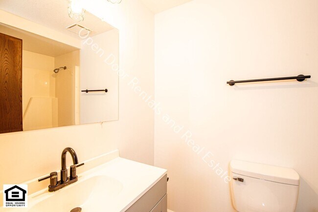 Building Photo - 5212/5214 Vermont Lane