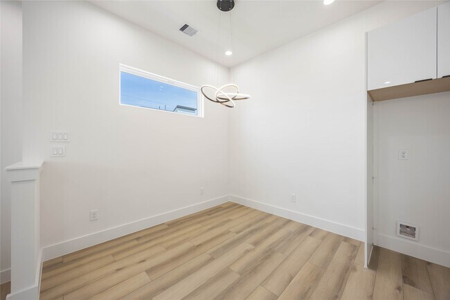 Building Photo - 6735 Peerless St