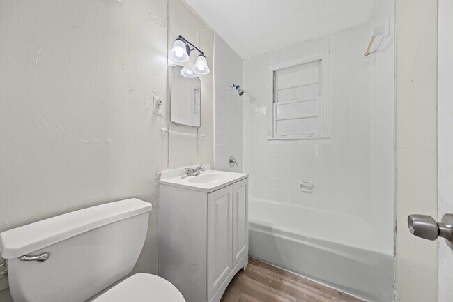 Building Photo - 410 Carbon Cove