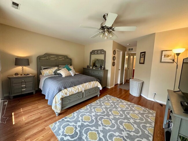 Building Photo - 3334 Bromley Ln