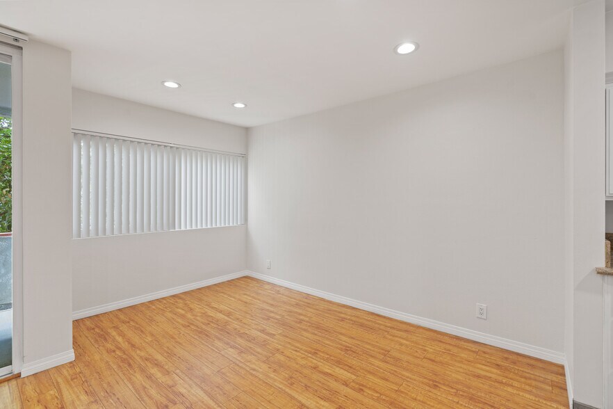Building Photo - 4915 Tyrone Ave