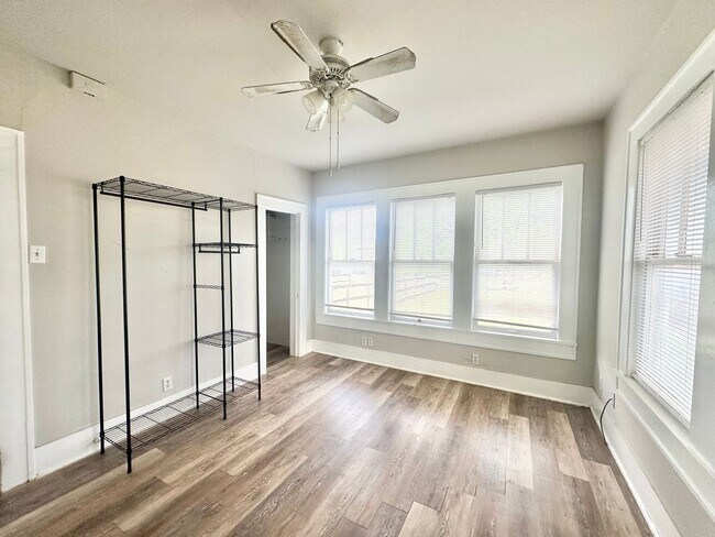 Building Photo - 2613 N Elm St