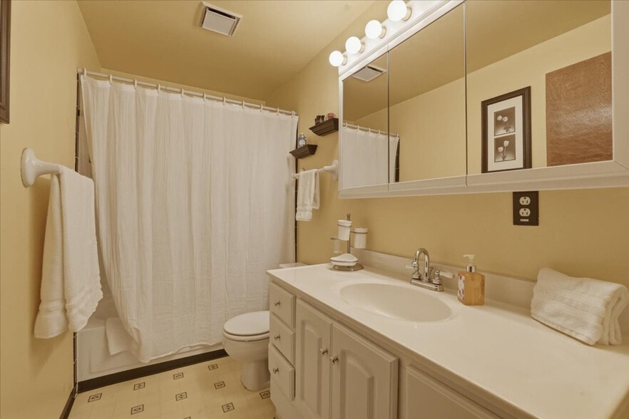 Building Photo - 925 S Haskett St