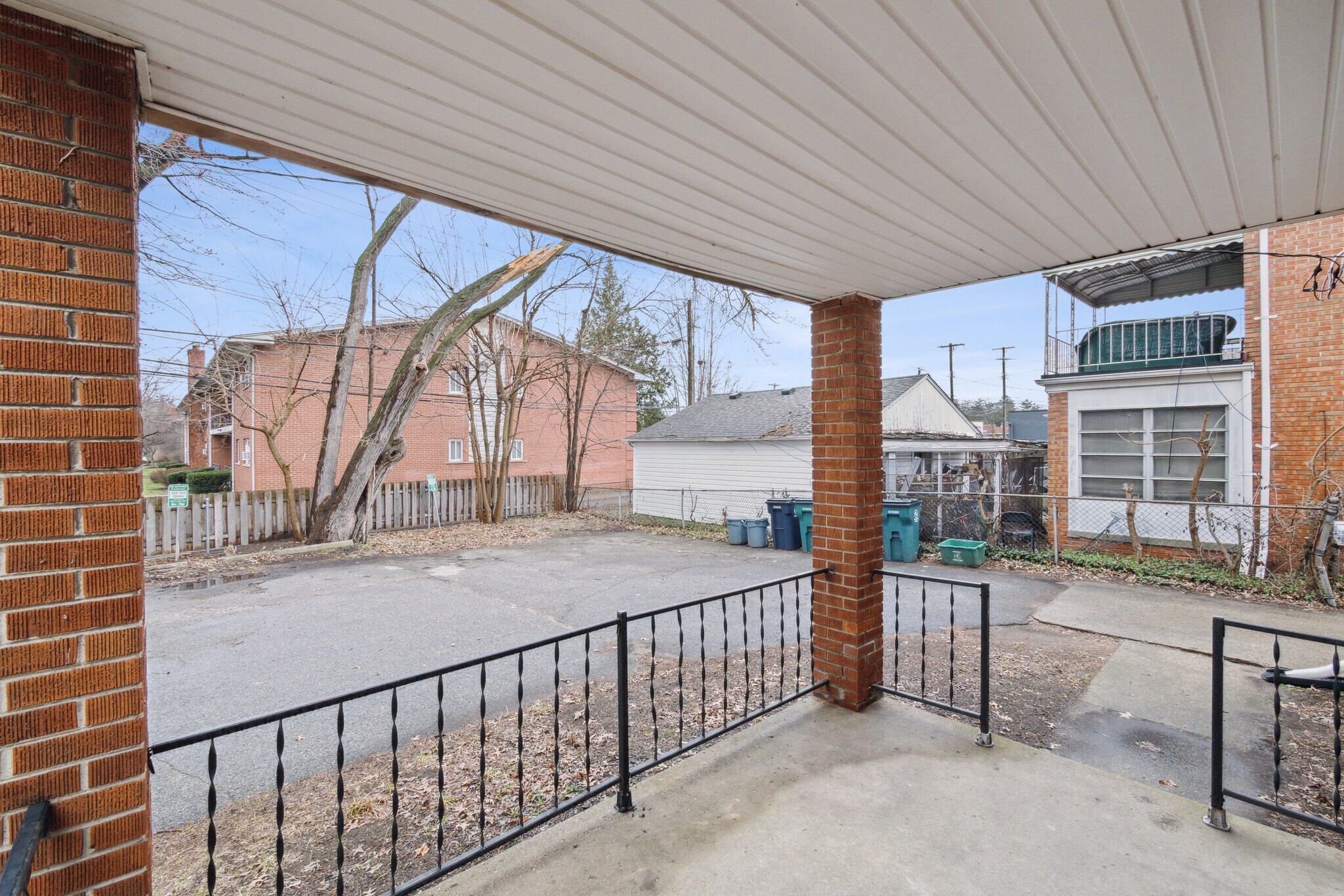 parking area - 204 Catalpa Dr