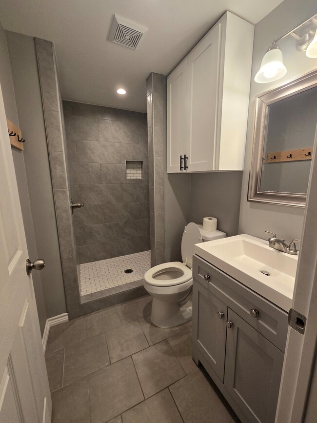 Hallway full bathroom- walk in shower - 4327 Ohio Garden Rd