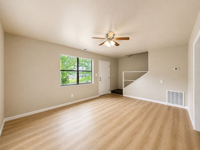 Building Photo - Remodeled 2 Bed/ 1.5 Bath Townhouse in Batesville!
