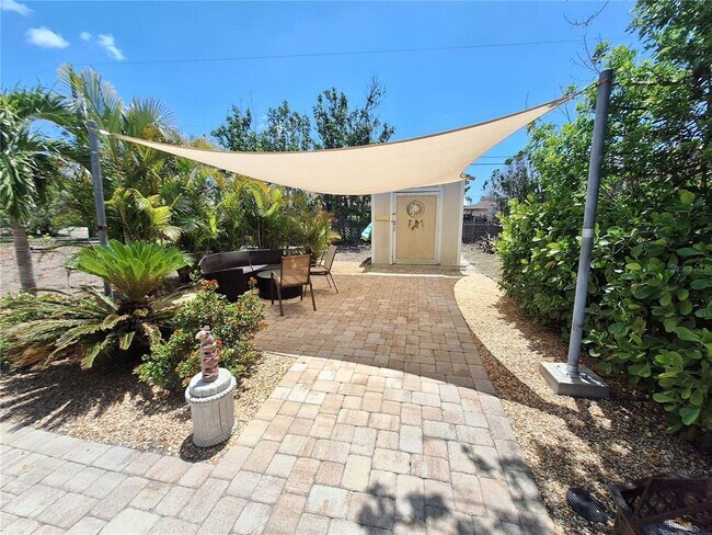 Building Photo - 1541 Crest Dr