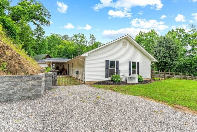 Building Photo - 519 Country Oaks Dr