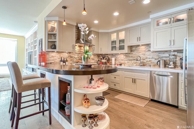 Building Photo - 333 Bush St