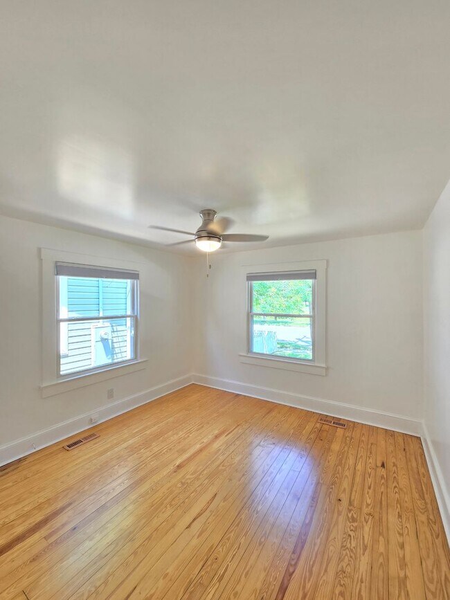 Building Photo - CAROLINA PLACE - Renovated 2 Bedroom - Gor...