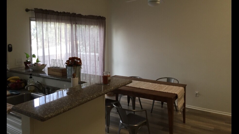 Apt. B, Dinning Area. - 831 N Zeyn St